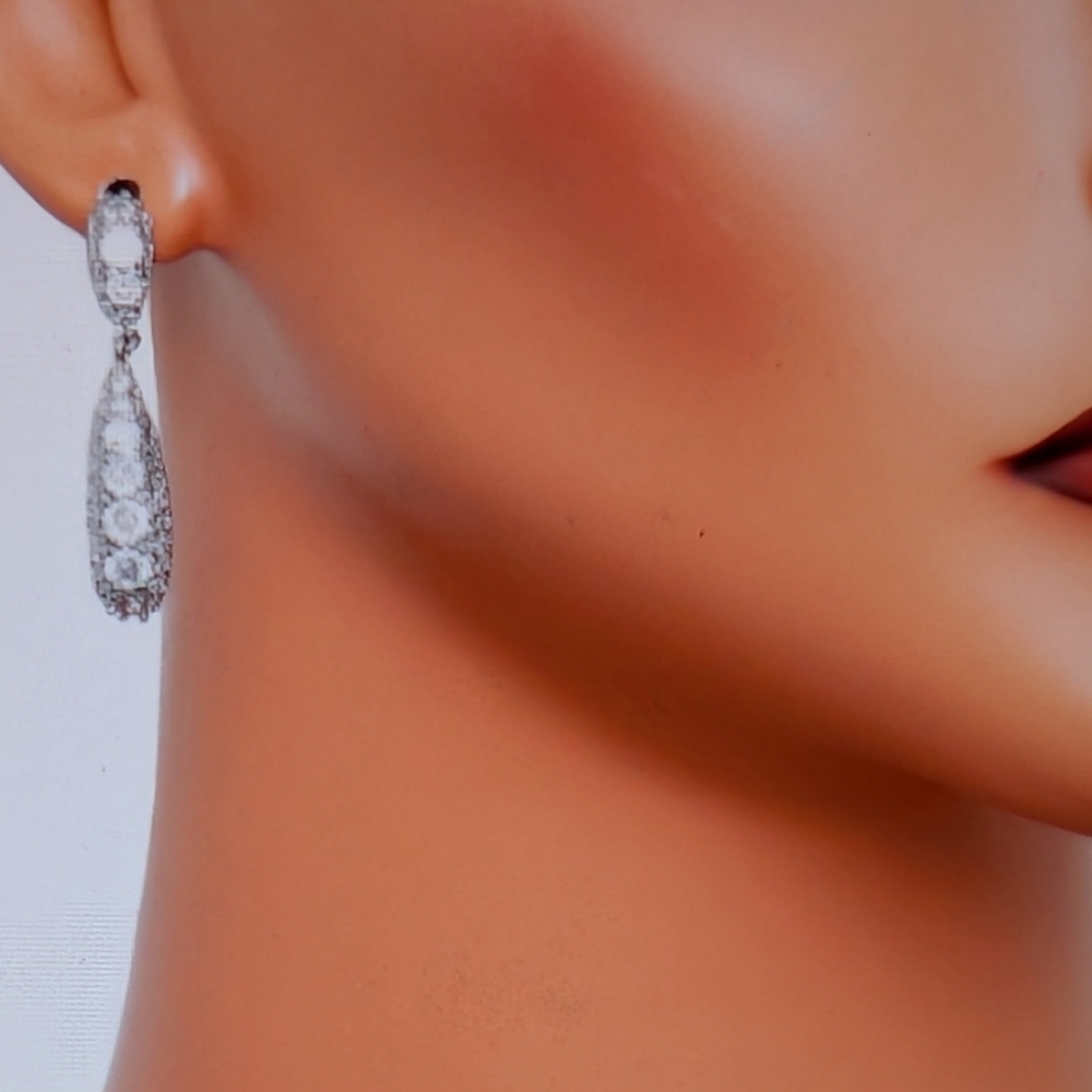 #142. NWOT Elegant Silver Teardrop Cubic Zirconia Earrings